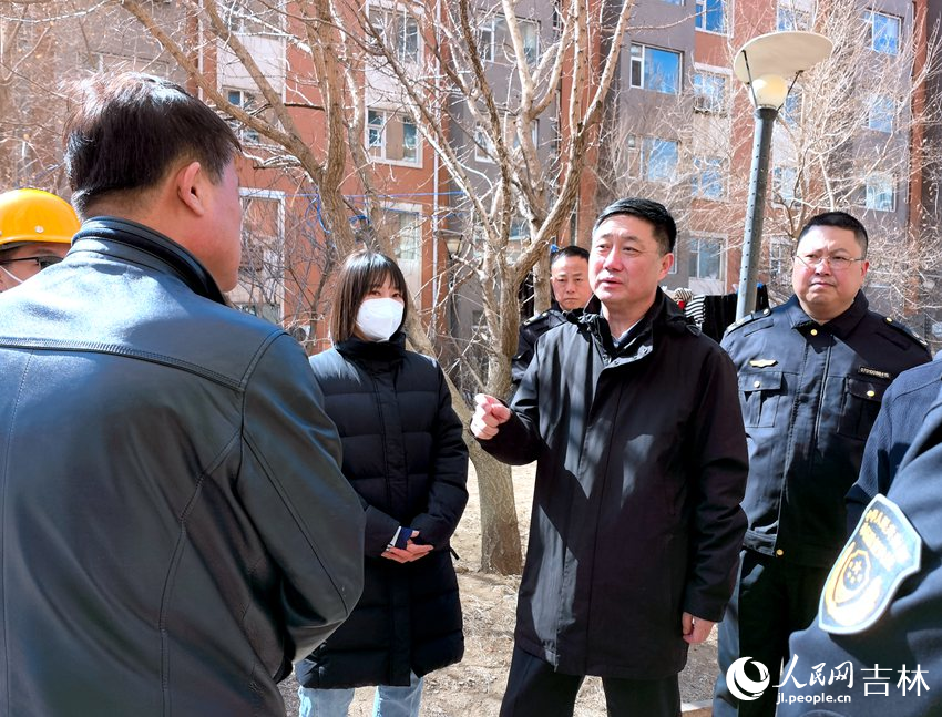 調研組工作人員與電梯行業協會相關負責人交流。人民網 馬俊華攝