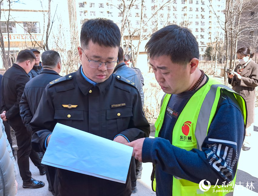 調研組工作人員檢查電梯維修記錄情況。人民網 馬俊華攝