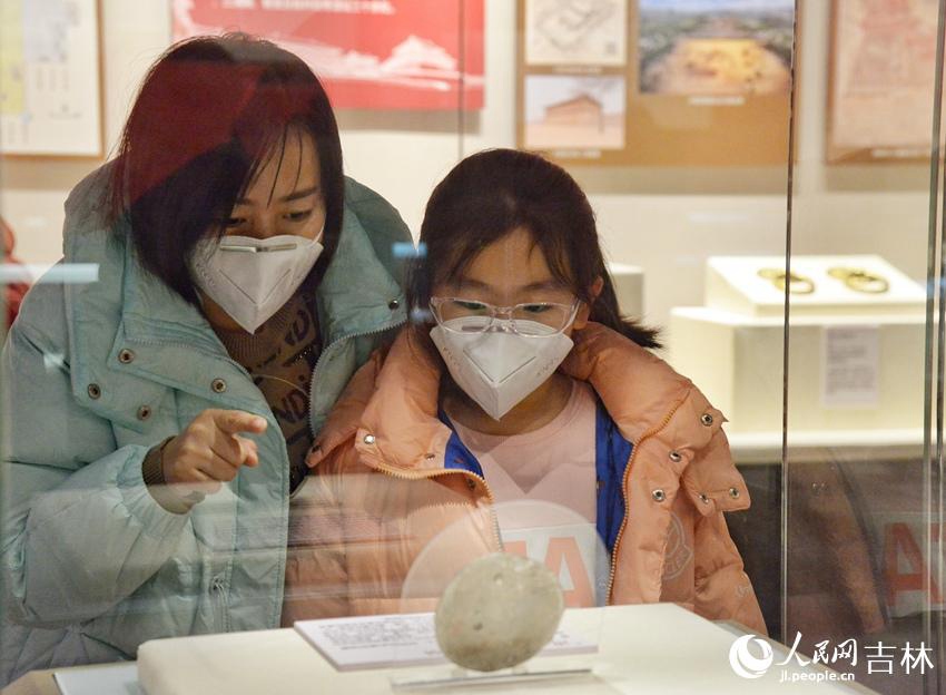 “永遠(yuǎn)的長安——陜西唐代文物精華展”亮相吉林省博物院，游客前往“打卡”。人民網(wǎng) 李洋攝