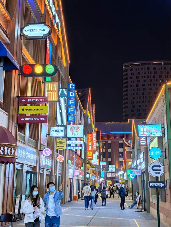 國泰Rio Mall吸引著年輕人“打卡”。人民網(wǎng) 李洋攝