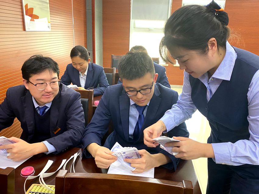 為員工講解單指點(diǎn)鈔