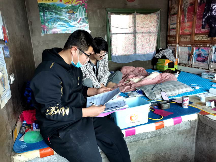 到貧困戶家走訪