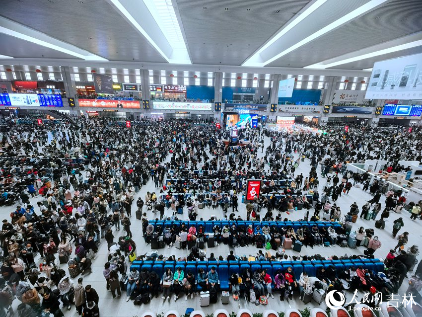 4月29日,“五一”小長(zhǎng)假首日,長(zhǎng)春站內(nèi)人潮涌動(dòng)。人民網(wǎng) 馬俊華攝