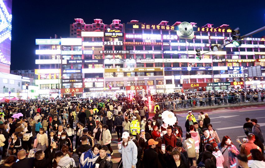 延吉網紅墻人潮涌動（李軍廣 攝）