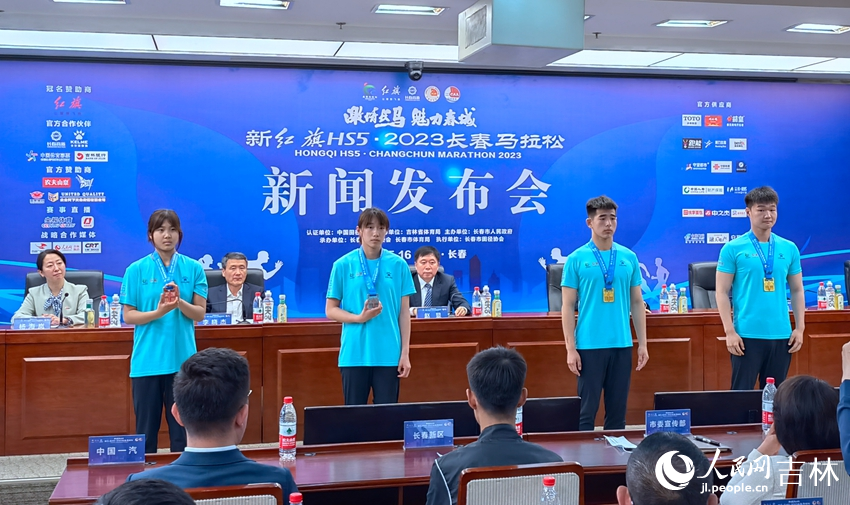 賽事的獎(jiǎng)牌、參賽服裝展示。人民網(wǎng)記者 馬俊華攝