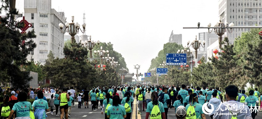 賽事現場人山人海。人民網 石天蛟攝