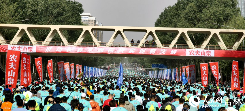 賽事現場人山人海。人民網 石天蛟攝