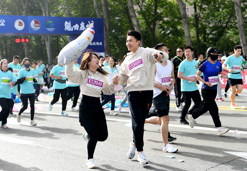 手牽手開跑，向著幸福出發。 孫建一攝