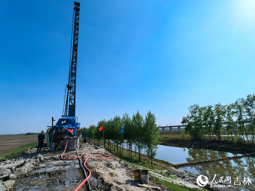 水泥土攪拌機(jī)施工現(xiàn)場(chǎng)。人民網(wǎng)記者 馬俊華攝