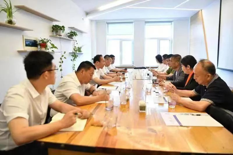 萬春江與擺渡創新工場集團有限公司相關人員座談交流