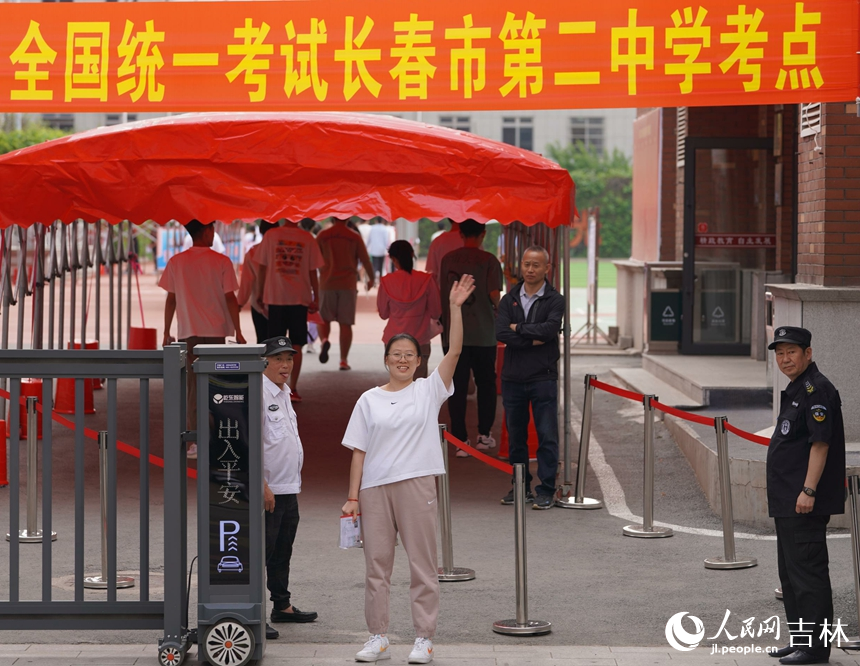 6月7日，在長春市第二中學考點，一名考生信心滿滿進入考場，并與家長揮手致意。人民網記者 李洋攝