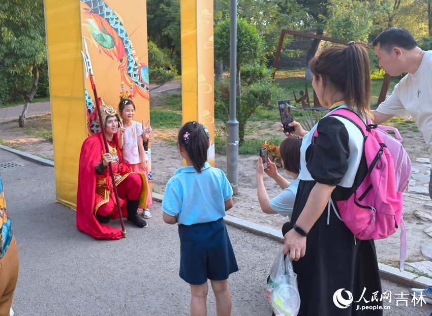 孩子們與天兵天將合影。人民網記者 馬俊華攝