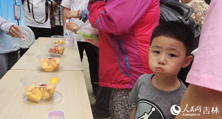 品嘗到桃子的小朋友。人民網記者 王帝元攝