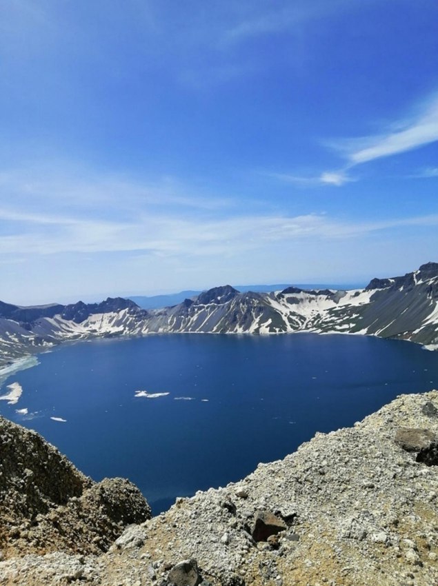 6月16日的天池，宛若心形藍寶石。孟海鷹/攝