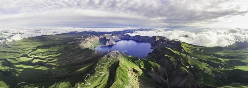 云端觀長白山天池（往年照片）。卓永生/攝