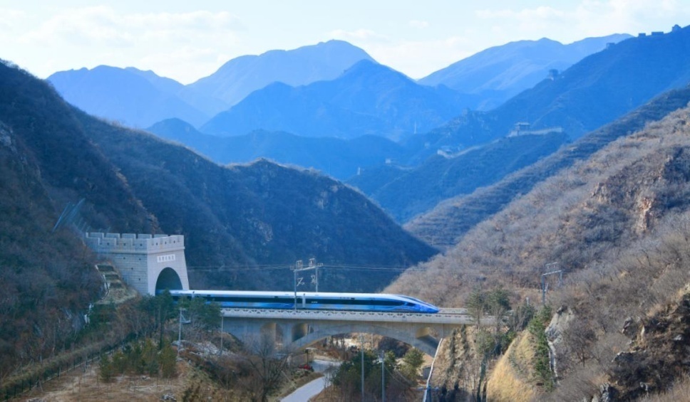 飛馳的京張高鐵“復興號”智能動車組