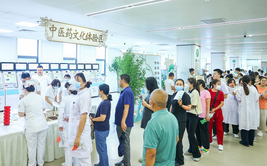 中醫藥文化體驗區活動火爆,市民排隊體驗。(王振東 攝)