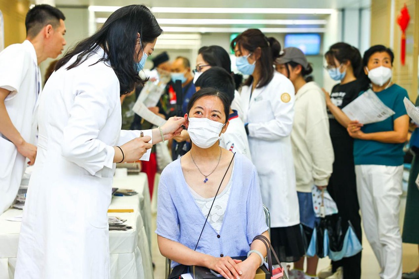 耳穴埋豆體驗活動。(王振東 攝)