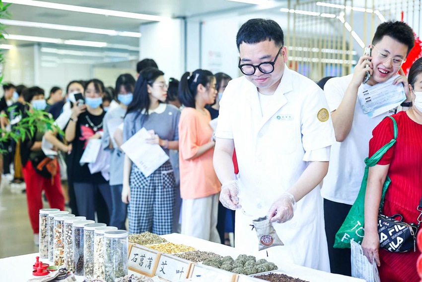 中醫藥老師為市民制作中醫藥香囊。(王振東 攝)