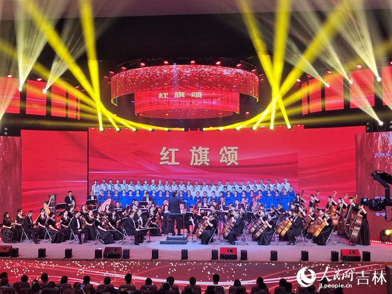 第七屆吉林省消夏避暑全民休閑季暨“精彩夜吉林”消夏演出季啟動(dòng)儀式現(xiàn)場。人民網(wǎng)記者 關(guān)思聰攝