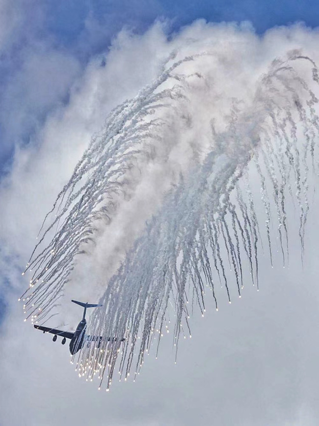 運油-20低空釋放干擾彈。人民網記者李洋 攝