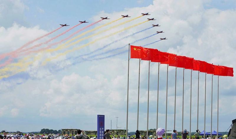 八一飛行表演隊表演。人民網記者李洋 攝