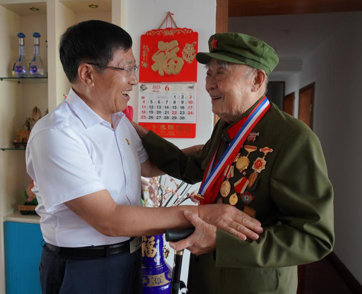 白山方大集團慰問抗戰老兵王吉利