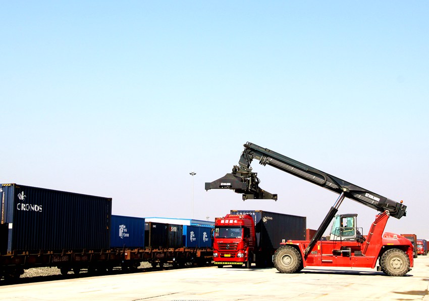 中歐班列“長滿歐”貨運集裝箱裝車。（長春國際陸港公司供圖）