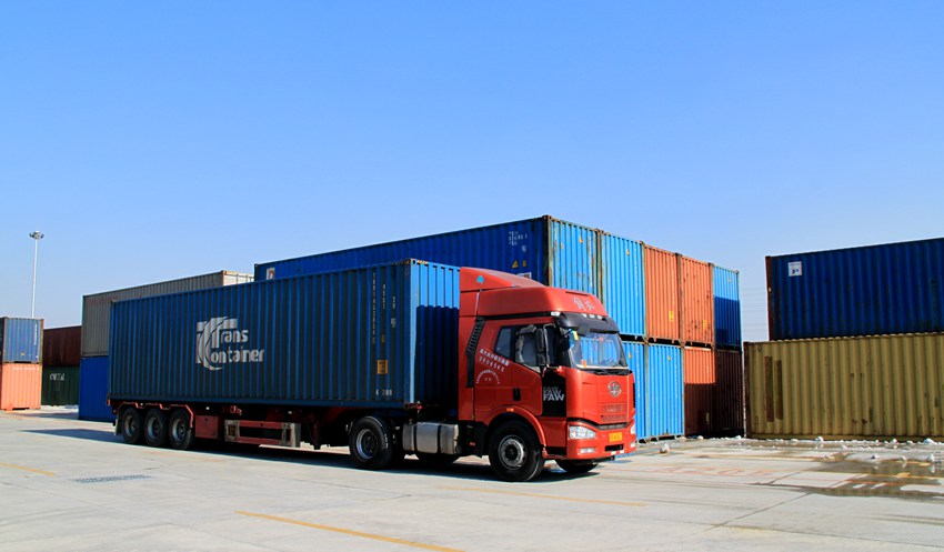 長春興隆鐵路口岸等待調配的集裝箱擺放整齊。（長春國際陸港公司供圖）