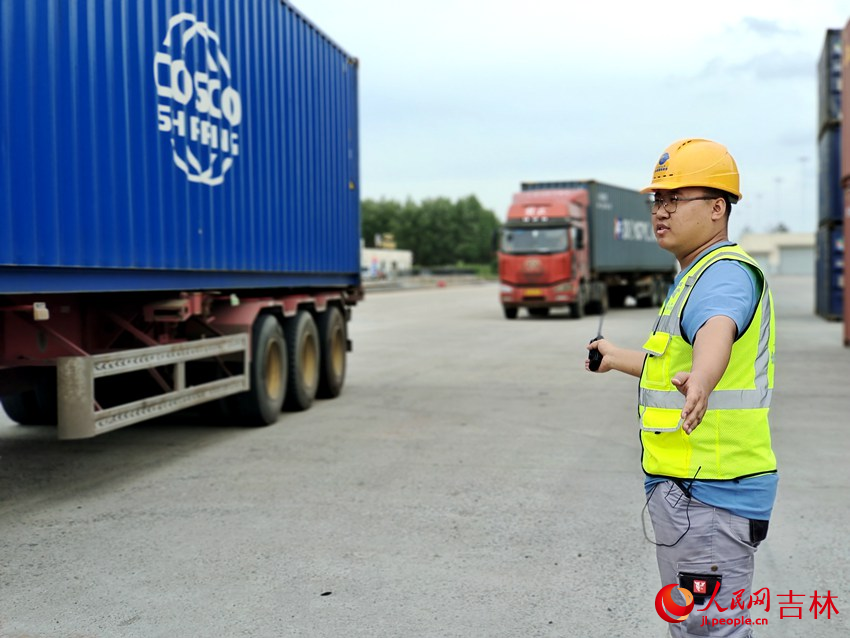 裝卸班班長王輔旭正在調度裝車。人民網記者 關思聰攝