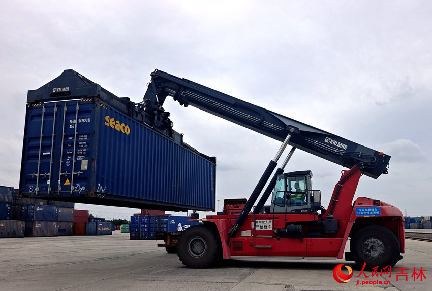 長春興隆鐵路口岸正在裝運貨物。人民網記者 關思聰攝