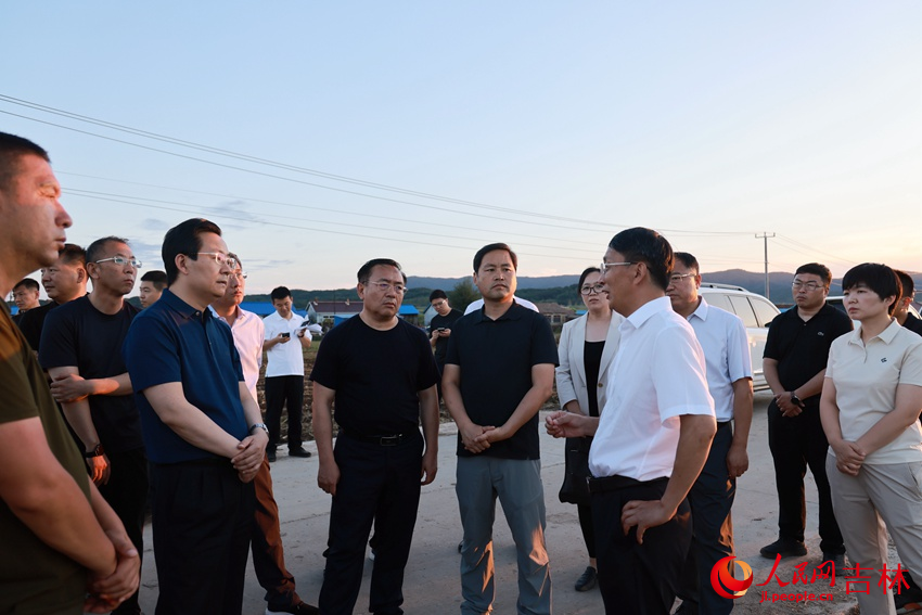 吉林農業科技學院院長李啟云向吉林市委領導介紹秋菜補種措施 。人民網記者 王海躍攝