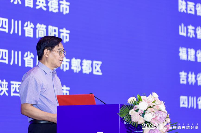 中國創(chuàng)新戰(zhàn)略和政策研究中心副主任、國務(wù)院研究室原司長劉應(yīng)杰宣讀典型案例名單（郭肅檸 攝）