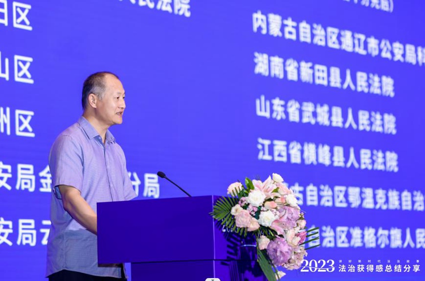 中共中央黨校（國家行政學(xué)院）社會和生態(tài)文明教研部社會治理教研室主任馬福云宣讀典型案例名單（郭肅檸 攝）