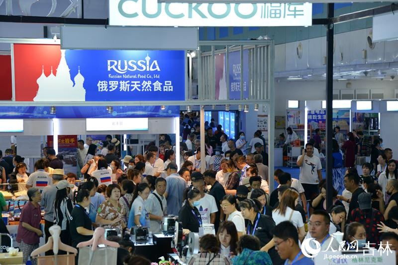 人們在博覽會東北亞商品館選購商品。 人民網記者 李洋攝