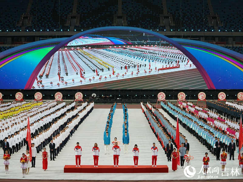 開幕式優(yōu)秀運動員代表發(fā)出全民健身倡議。人民網(wǎng)記者 李洋攝