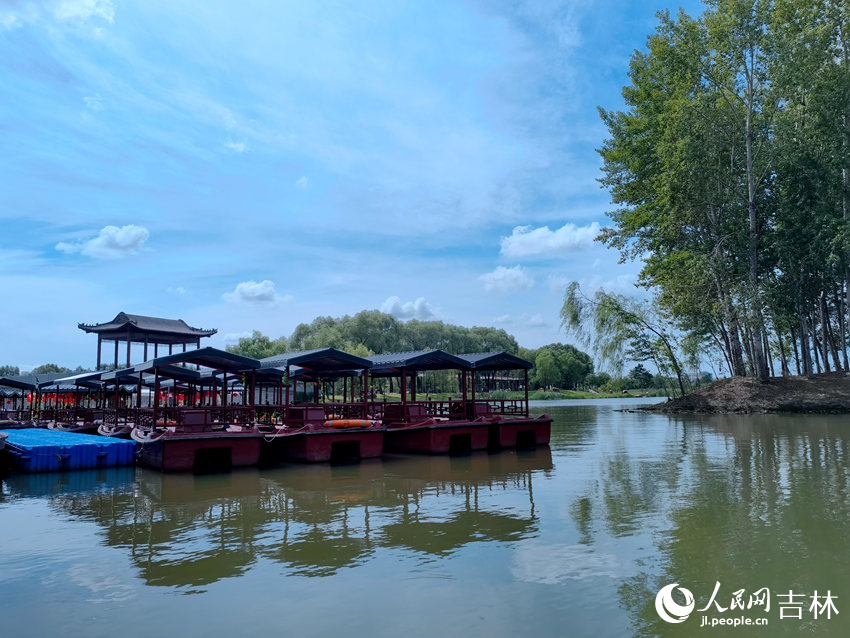 長(zhǎng)春北湖國(guó)家濕地公園游船畫(huà)舫。人民網(wǎng)記者 馬俊華攝