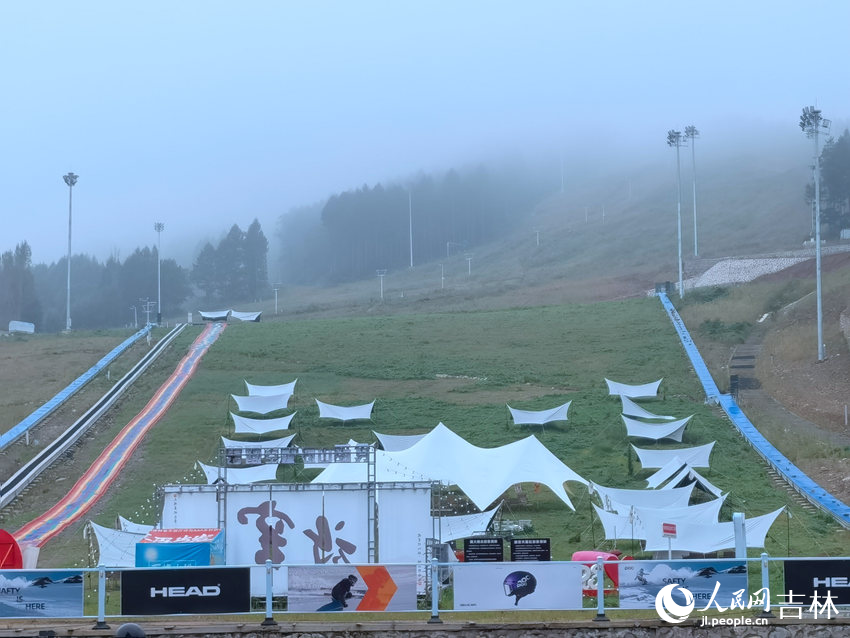 通化萬(wàn)峰滑雪度假區(qū)。人民網(wǎng)記者 馬俊華攝