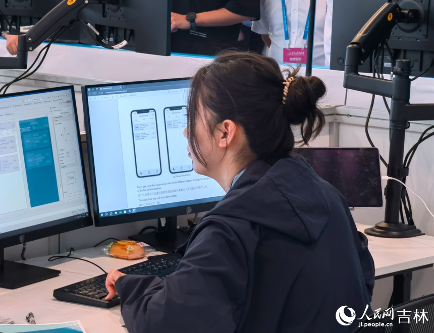 商務(wù)軟件解決方案賽項(xiàng)選手朱冠儒認(rèn)真比賽。人民網(wǎng)記者 馬俊華攝