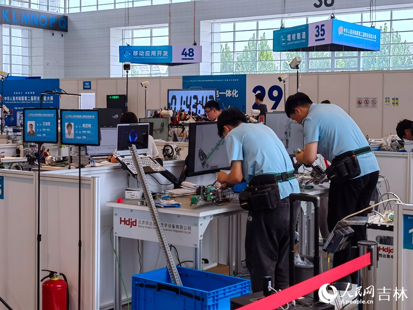 機(jī)電一體化賽項(xiàng)選手王晨霖、高藝?guó)Q正在比賽。人民網(wǎng)記者 馬俊華攝