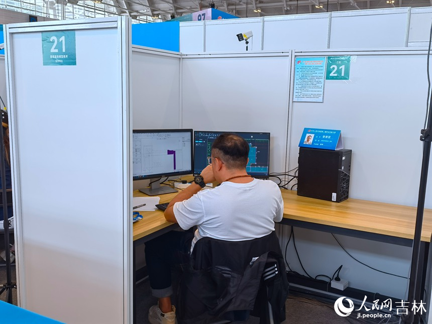 建筑信息模型技術(shù)賽項(xiàng)選手李厚萱。人民網(wǎng)記者 馬俊華攝