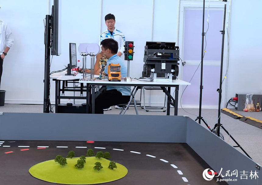 人工智能訓(xùn)練賽項(xiàng)選手陳立博。人民網(wǎng)記者 馬俊華攝