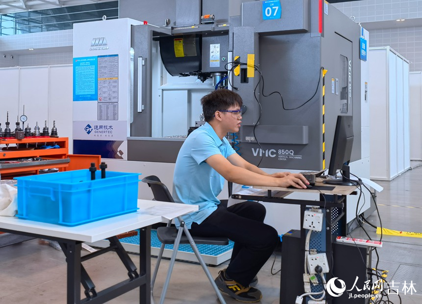 數(shù)控銑賽項(xiàng)選手何光鑫。人民網(wǎng)記者 馬俊華攝