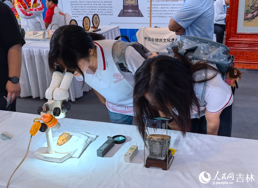 觀眾仔細觀看微刻作品。人民網(wǎng)記者 馬俊華攝