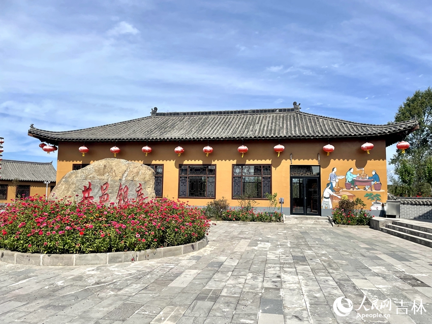 長白山井邑滿族銀庫位于吉林省安圖縣松江鎮(zhèn)井邑屯，與百花谷朝鮮族古村落直線距離僅1000多米。人民網記者 李思玥攝