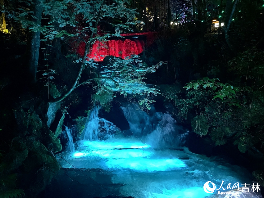 大戲臺河景區(qū)實施了森林之夜美化工程，并打造了以春、夏、秋、冬為主題的森林夢幻燈光秀。人民網記者 李思玥攝