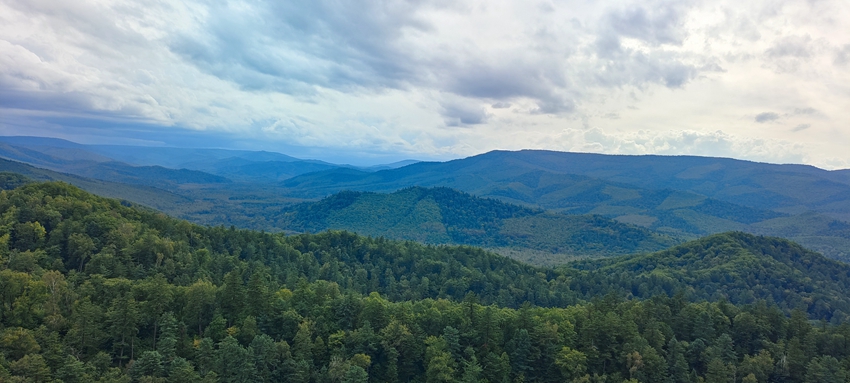 長白山紅石峰是甄峰嶺的余脈，是安圖縣與和龍市的界山，也是圖們江與松花江的分水嶺，五道白河（二道江）流經此地。（安圖縣委宣傳部供圖）