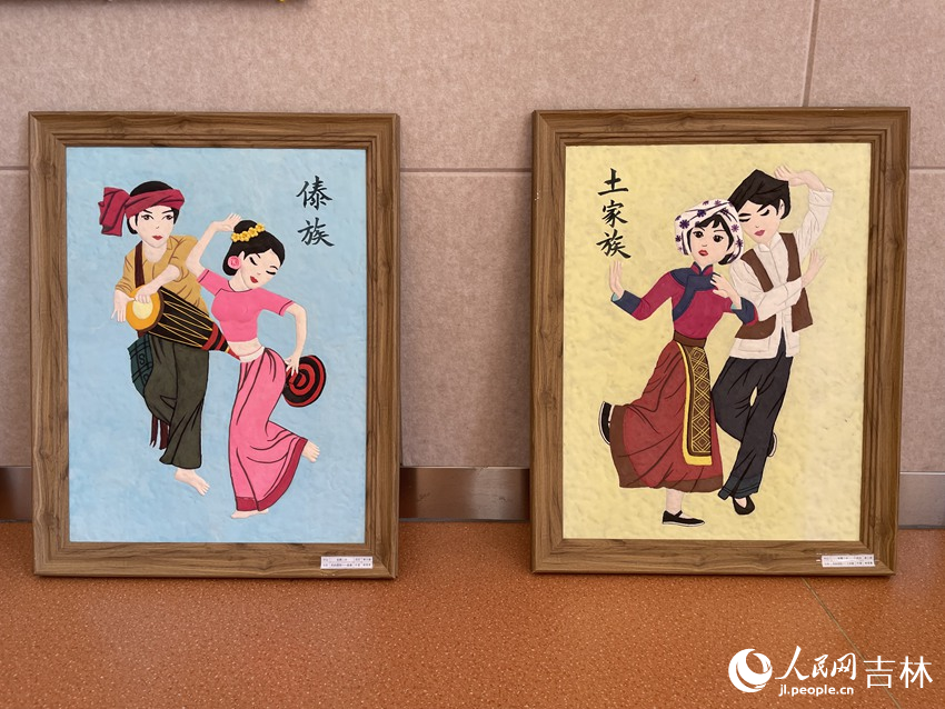 學(xué)生制作的少數(shù)民族主題的手工藝品。人民網(wǎng)記者李思玥攝