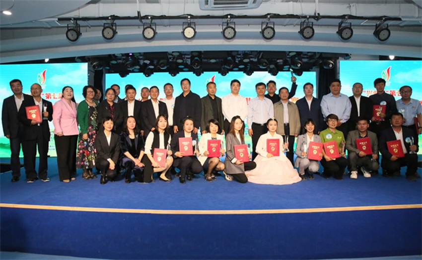 獲獎選手與頒獎嘉賓、評委合影。(擺渡創(chuàng)新工場供圖)
