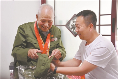 抗美援朝老兵李玉奎講述戰(zhàn)斗故事。李強攝